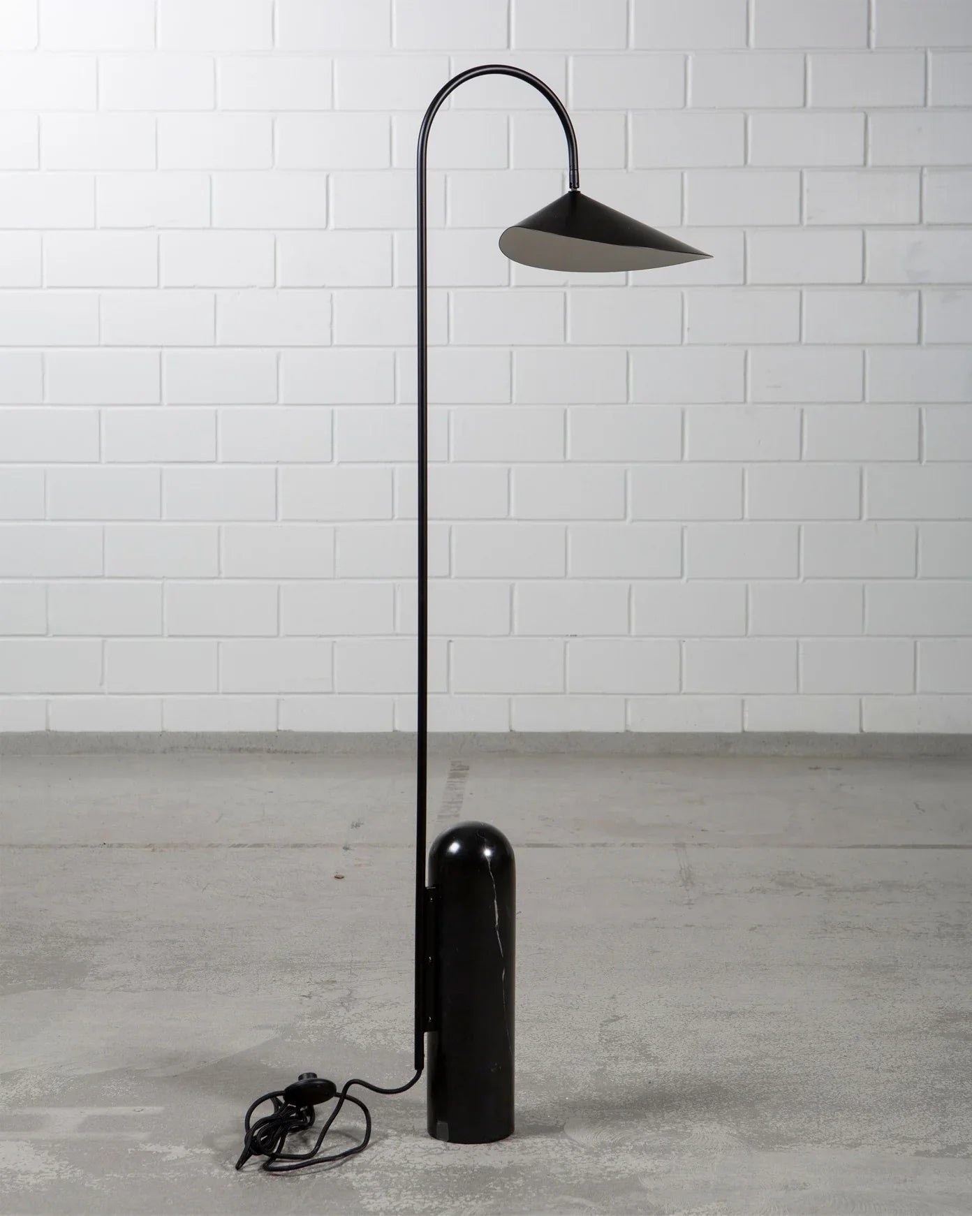 Minimalistische Marmeren Vloerlamp - Elegante Designlamp met Verstelbare Kap