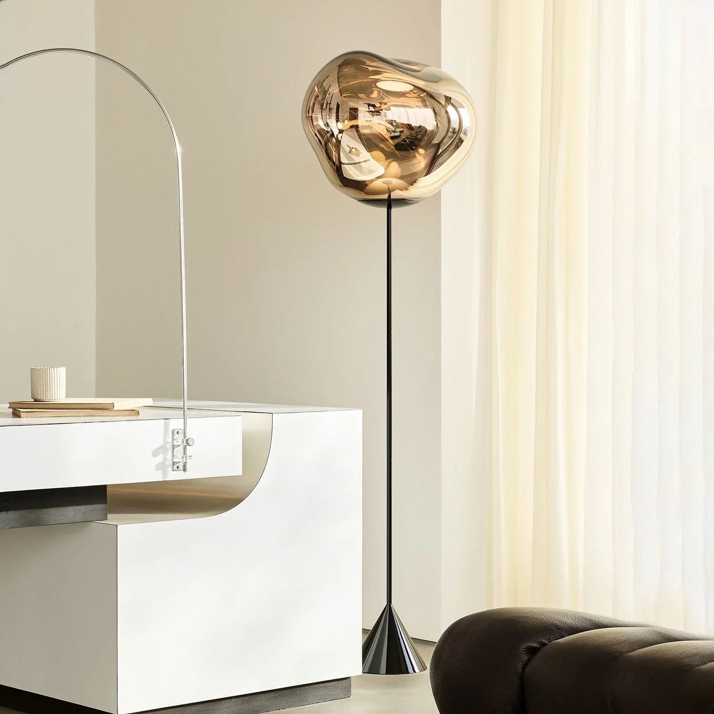 Lava Slim Vloerlamp - Elegante Designlamp met Glasdruppel Details en Messing Frame