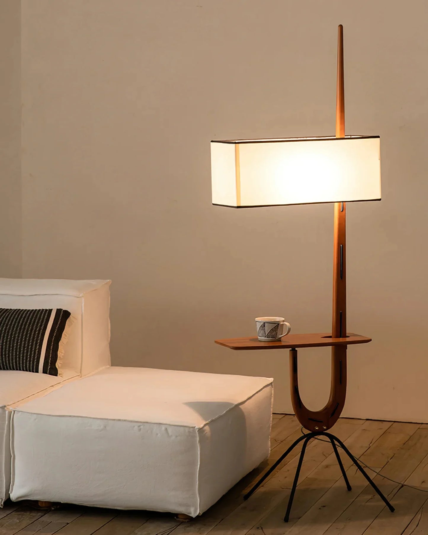 Unieke Giraffe Vloerlamp - Houten Designlamp met Stoffen Kap voor Moderne Interieurs