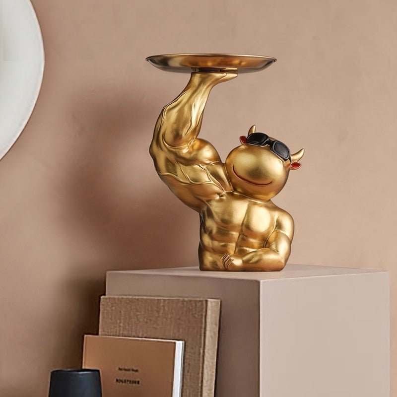 Decoratieve Gouden Schaal met Gespierde Koe - Stijlvolle Eyecatcher voor Thuis